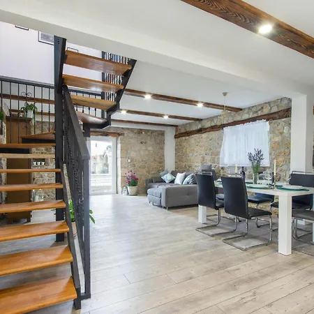 3 Bedroom Cozy In 펜션 Hrvace