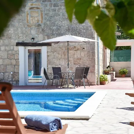 Σπίτι διακοπών In With Outdoor Swimming Pool