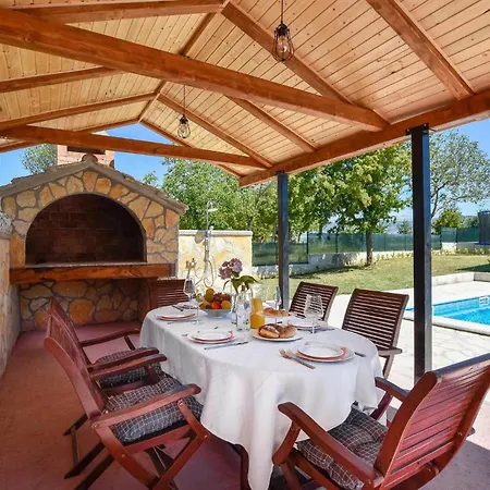 In With Outdoor Swimming Pool Σπίτι διακοπών Hrvace