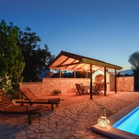 Σπίτι διακοπών In With Outdoor Swimming Pool
