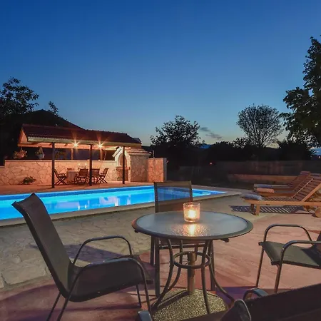 In With Outdoor Swimming Pool Σπίτι διακοπών *