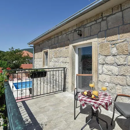 Σπίτι διακοπών In With Outdoor Swimming Pool
